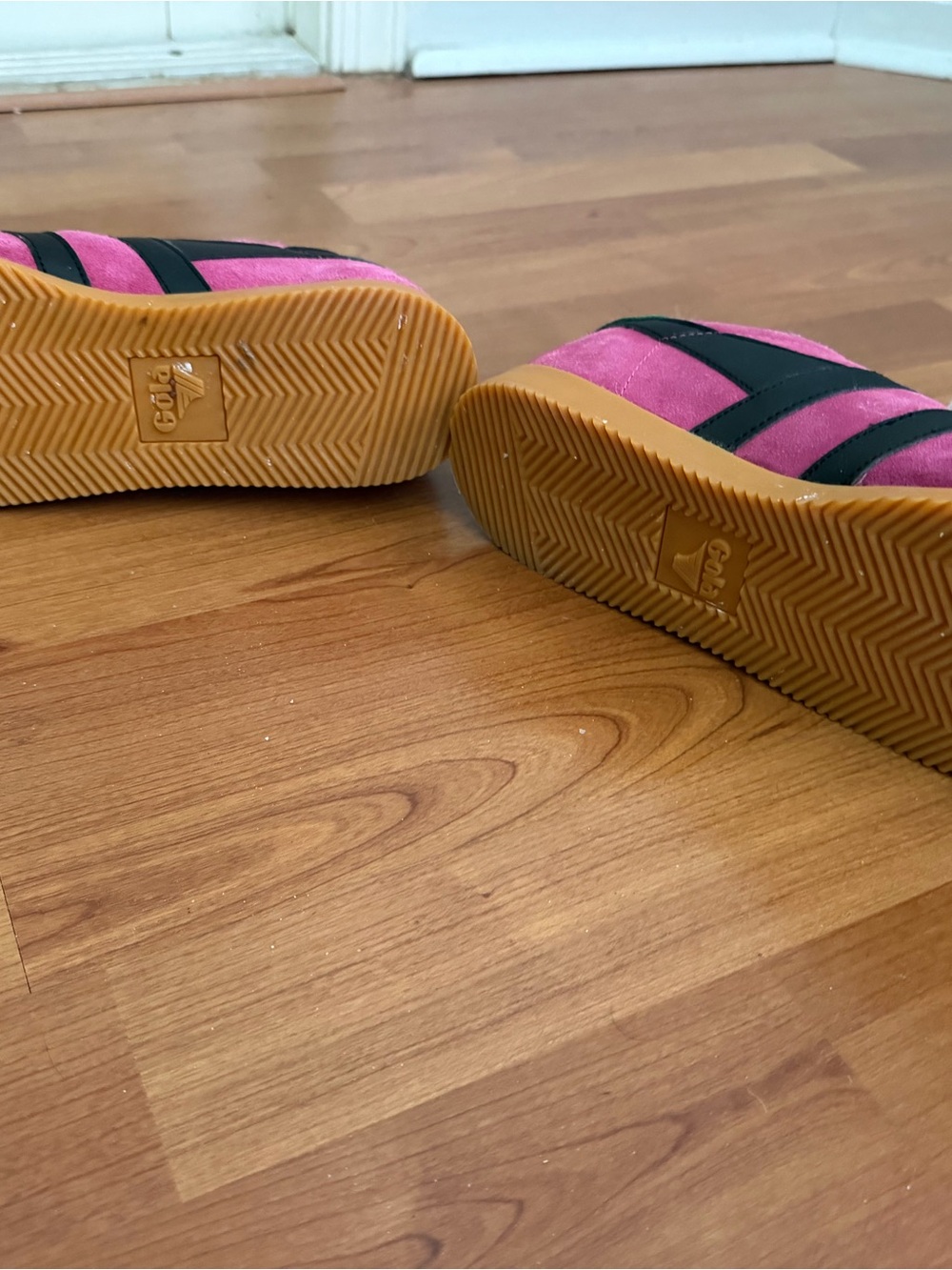 Gola Pink Suede Sneakers with Black Stripes and Green Heel - Picture 3 of 3